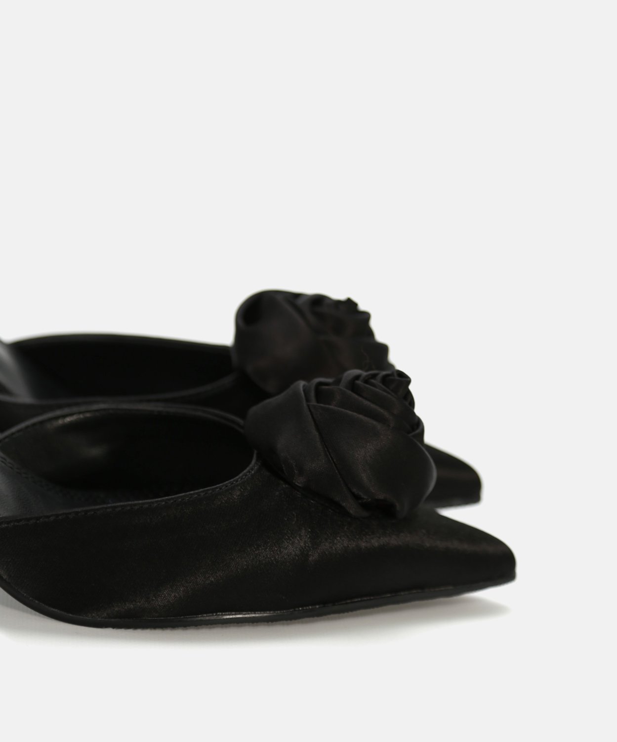 Zapato tac&oacute;n fino flor  image number null